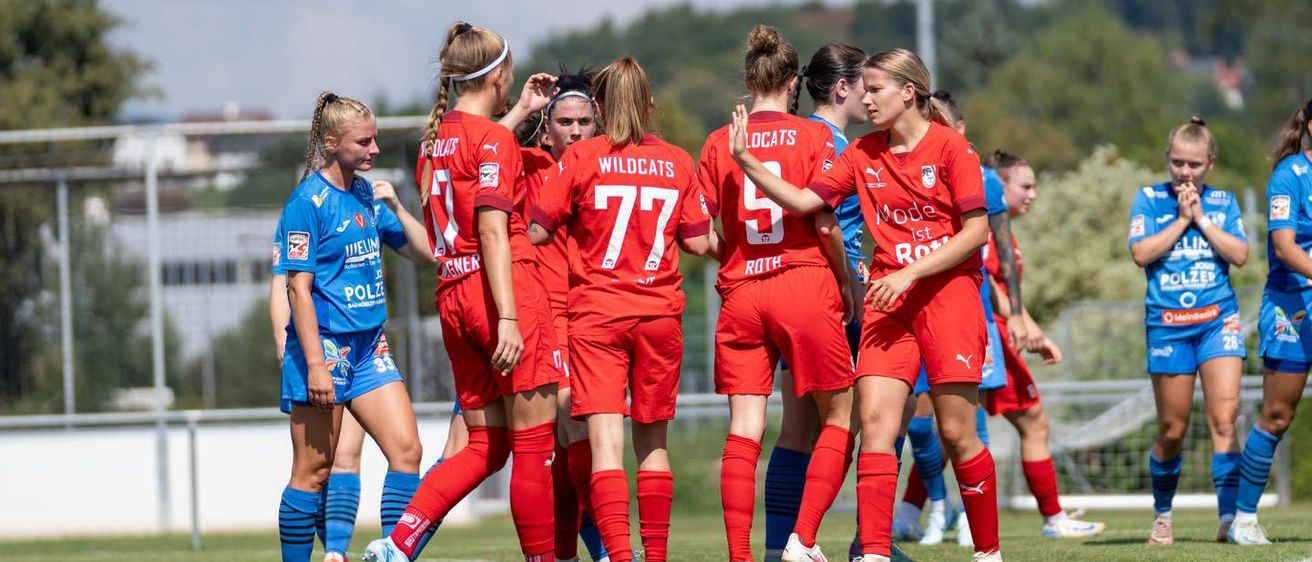 Bild enthält, People, Person, Clothing, Shorts, Female, Girl, Teen, Groupshot, Footwear, Shoe