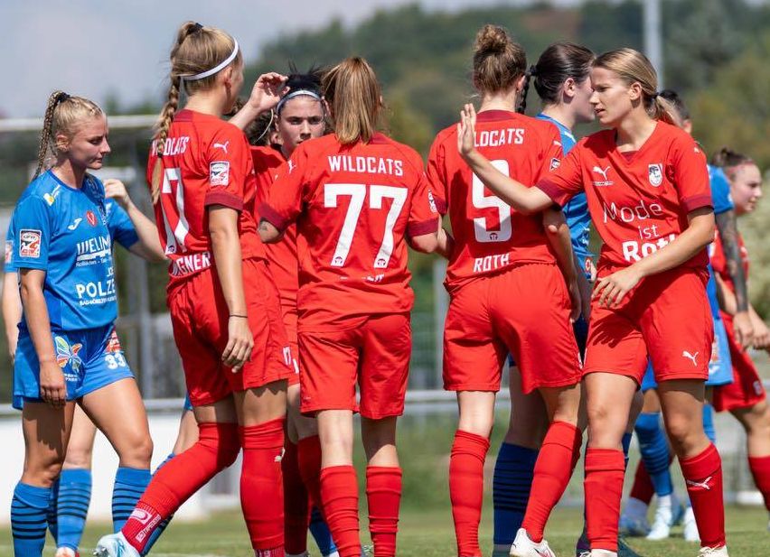 Bild enthält, People, Person, Clothing, Shorts, Female, Girl, Teen, Groupshot, Footwear, Shoe