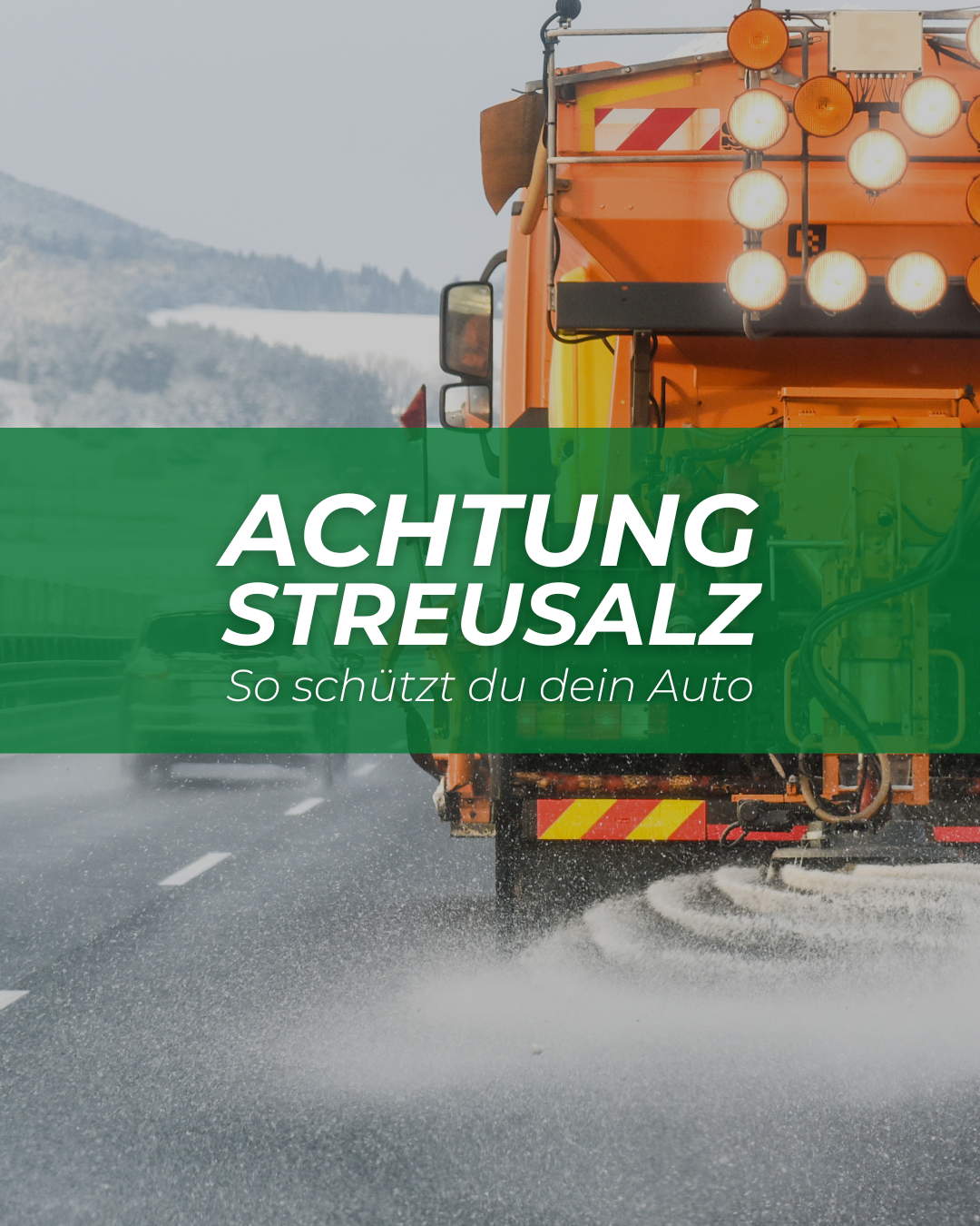 Ein Straßenwartungsfahrzeug streut Salz auf einer Straße bei schneebedecktem Wetter. Der Text lautet 'Achtung Streusalz'. Im Hintergrund befindet sich ein Auto.