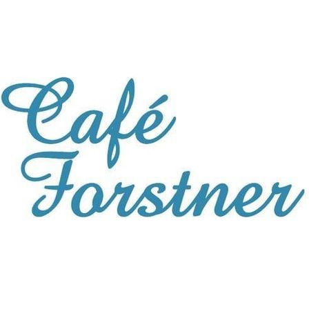 Das Bild zeigt ein Logo für Cafe Forstner, geschrieben in blauer kursiver Schrift auf weißem Hintergrund.