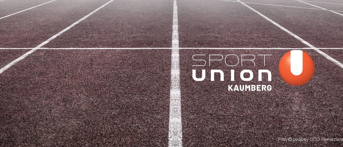 Eine braune Laufbahn mit weißen Linien und den Worten 'Sport Uni Kau' in Weiß auf der rechten Seite geschrieben.