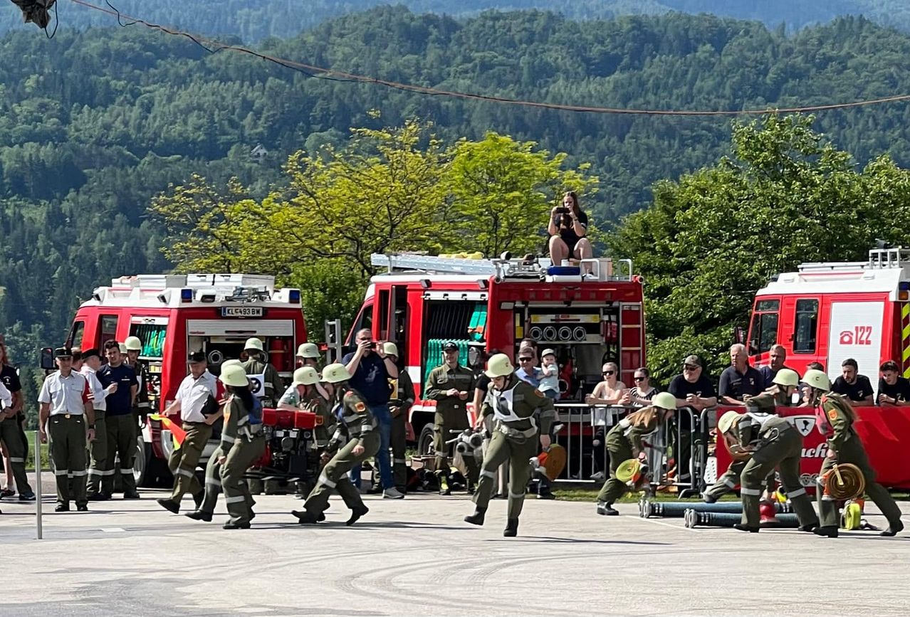 Bild enthält, People, Person, Adult, Female, Woman, Helmet, Clothing, Footwear, Shoe