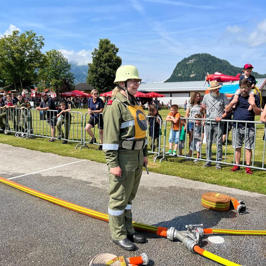 Bild enthält, Person, Adult, Male, Man, Officer, Fireman, Aircraft, Airplane, Transportation, Vehicle