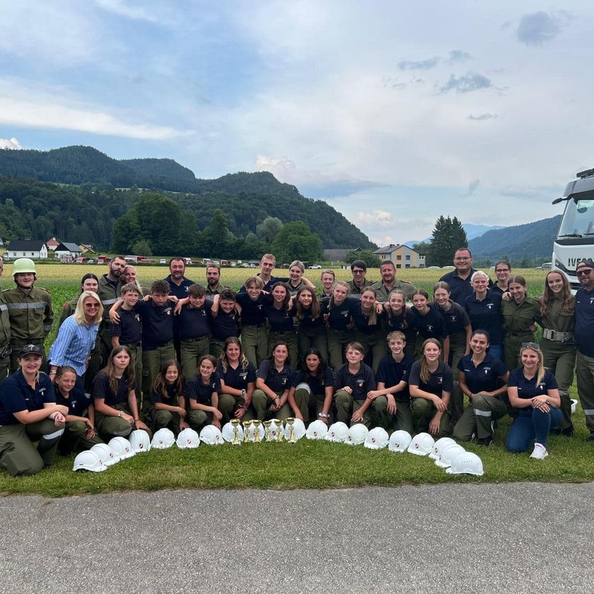 Bild enthält, People, Person, Groupshot, Grass, Plant, Outdoors, Nature, Footwear, Shoe, Face