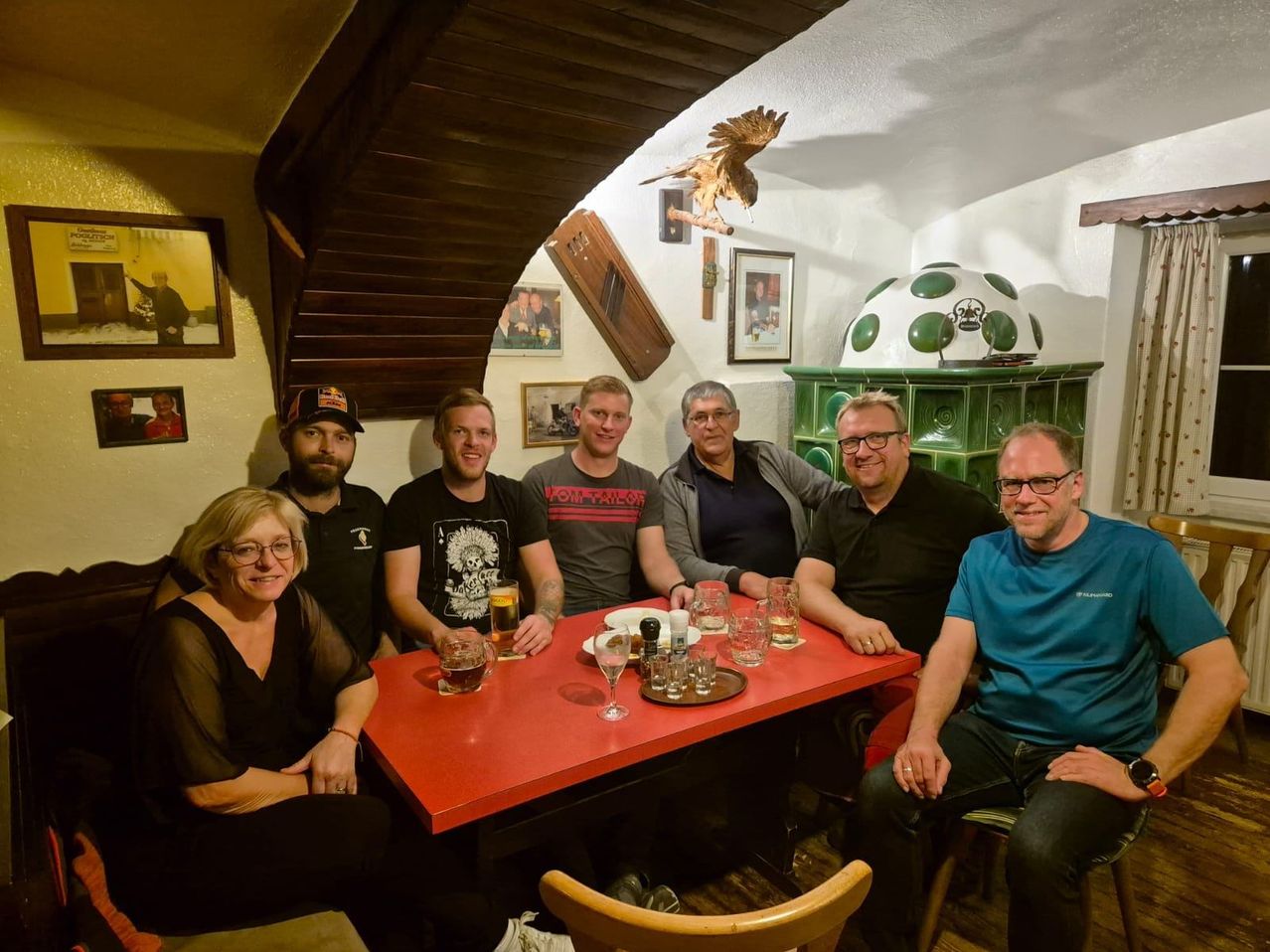 Bild enthält, Dining Room, Dining Table, Furniture, Table, People, Person, Portrait, Adult, Female, Woman