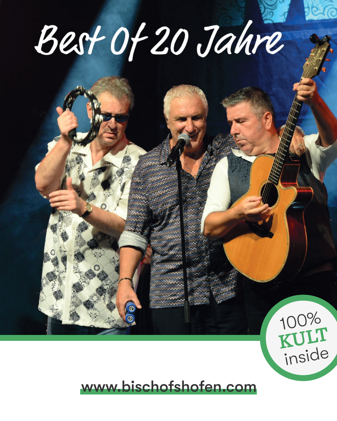 Drei Männer auf der Bühne mit Musikinstrumenten, einer spielt eine Rassel, ein anderer singt in ein Mikrofon und der dritte spielt Gitarre. Sie alle lächeln und treten auf.