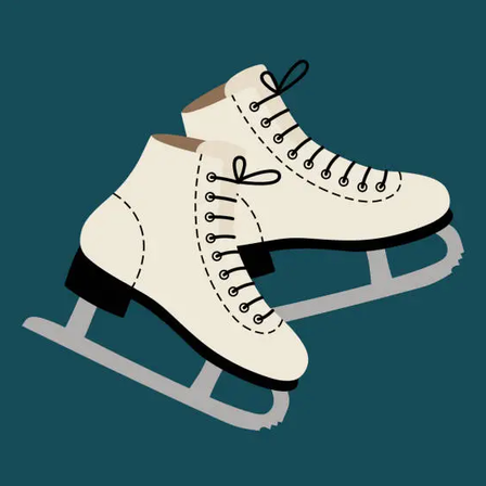 Ein Paar weißer Eislaufschuhe mit schwarzen Schnürsenkeln und Klingen, für das Eislaufen konzipiert, auf einem türkisen Hintergrund gezeigt.