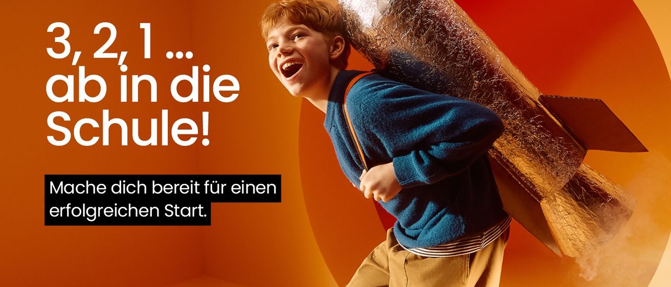 Ein junger Junge mit einem Rucksack in Form einer Rakete lächelt und läuft, mit einem hellen orangefarbenen Hintergrund und Text auf Deutsch.