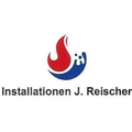 Das Logo von Installationen J. Reischer, mit einem Flammen- und Wassersymbol in rot und blau.