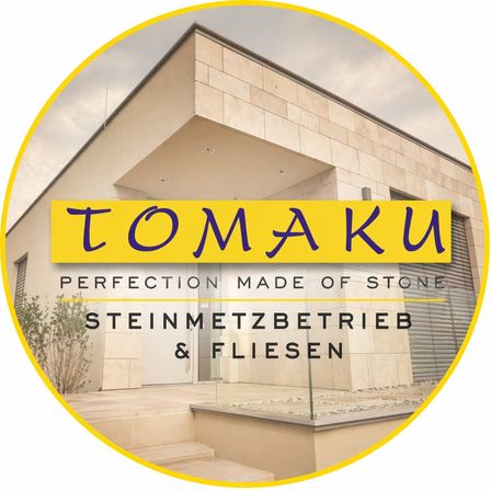 Rundes Bild mit einem Gebäude mit Steinarbeiten. Es steht 'Tomak Perfection Made of Stone' und darunter 'Steinmetzbetrieb & Fliesen'.