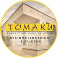 Rundes Bild mit einem Gebäude mit Steinarbeiten. Es steht 'Tomak Perfection Made of Stone' und darunter 'Steinmetzbetrieb & Fliesen'.