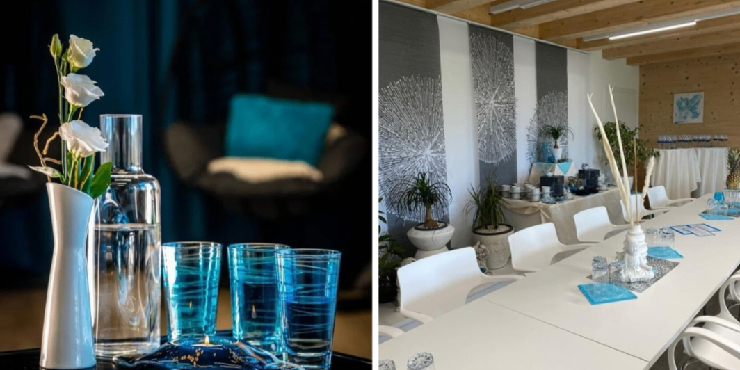 Zwei Bilder, eines mit einer blauen Tischdekoration, das andere ein Raum mit weißen Stühlen und moderner Wandkunst.