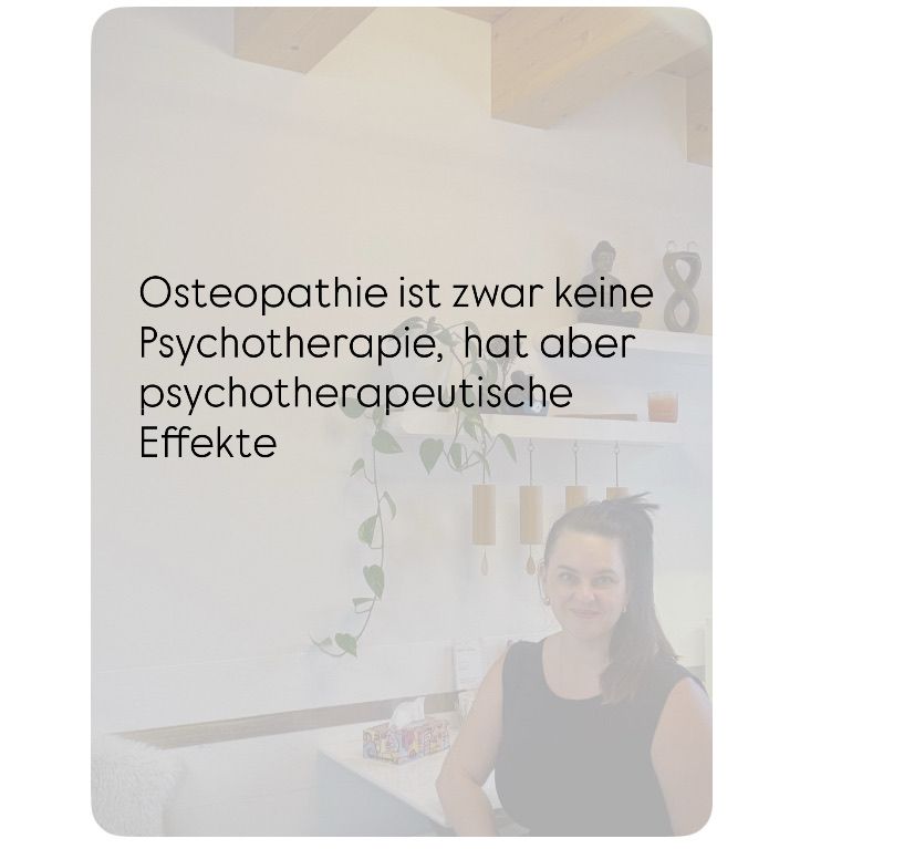 Eine lächelnde Frau in einem schwarzen schulterfreien Oberteil sitzt vor einer weißen Wand mit deutschem Text über die psychologischen Auswirkungen der Osteopathie.
