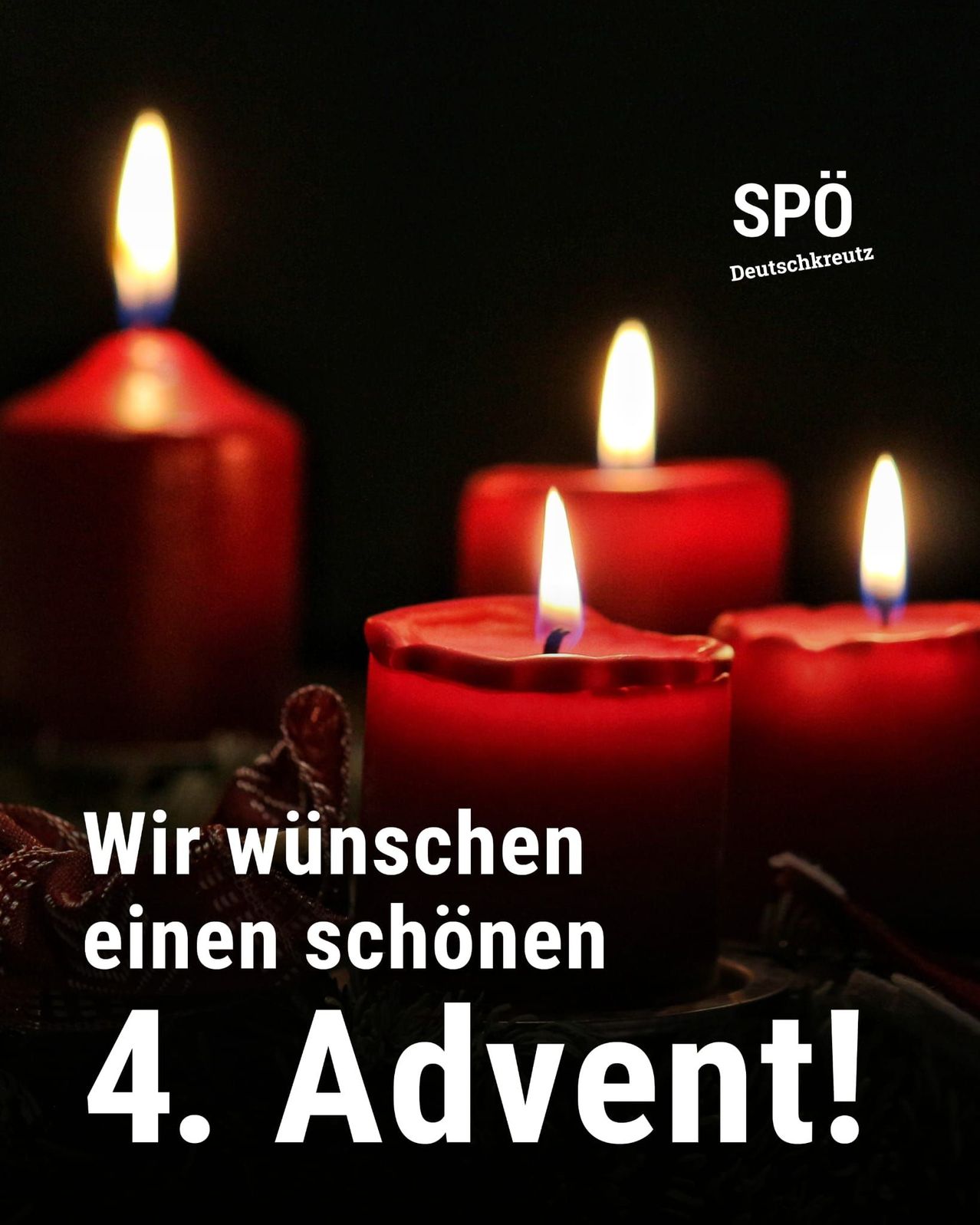 Ein dunkler Hintergrund mit vier brennenden roten Kerzen. Die Worte 'Wir wuenschen einen schoenen 4 Advent!' sind oben geschrieben. Der Text 'SPO' und 'Deutschkreuz' sind oben.