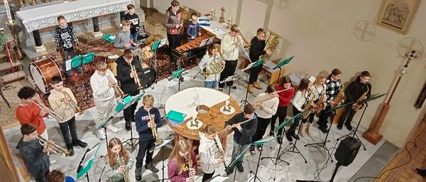 Bild enthält, Indoors, Person, People, Leisure Activities, Music, Musical Instrument, Musician, Performer, Group Performance, Music Band