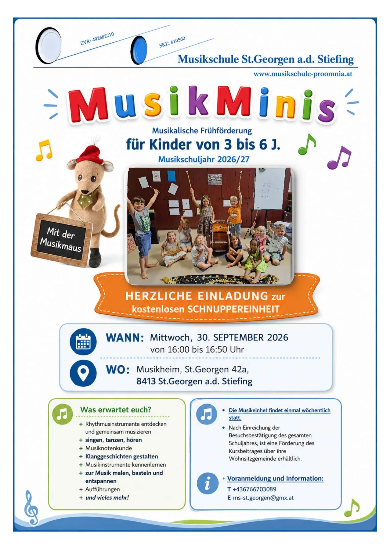 Werbeplakat für MusikMinis, ein musikalisches Frühförderungsprogramm für Kinder von 3 bis 6 Jahren. Das Plakat zeigt eine Cartoon-Maus, die ein Schild mit der Aufschrift 'Mit der Musikmaus' hält. Es enthält ein Foto von Kindern, die Musikinstrumente spielen, Datum und Uhrzeit für eine kostenlose Probestunde und einen Veranstaltungsort.