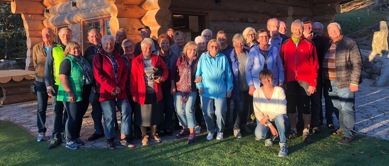 Bild enthält, Shelter, Pants, People, Person, Housing, Adult, Male, Man, Jeans, Grass