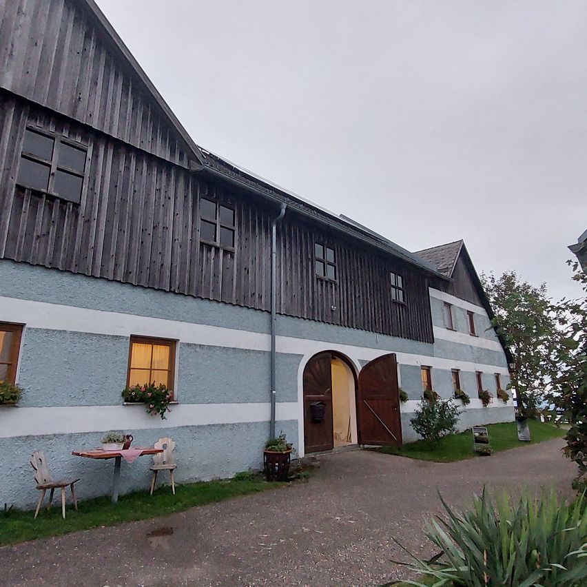 Bild enthält, Building, House, Housing, Villa, Monastery, Chair, City, Plant, Street, Outdoors