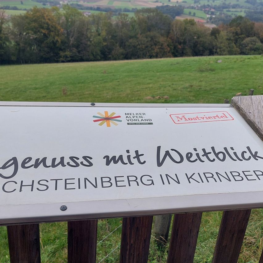 Bild enthält, Grass, Nature, Outdoors, Park, Field, Grassland, Lawn, Countryside, Pasture, Sign