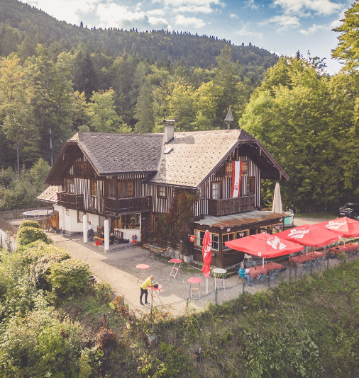 Bild enthält, Building, Cottage, House, Housing, Nature, Outdoors, Scenery, Shelter, Hotel, Person