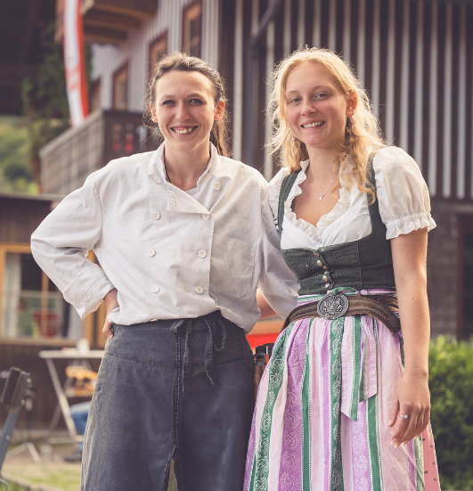 Bild enthält, Dress, Evening Dress, Formal Wear, Blouse, Person, Jeans, Pants, Fashion, Face, Skirt