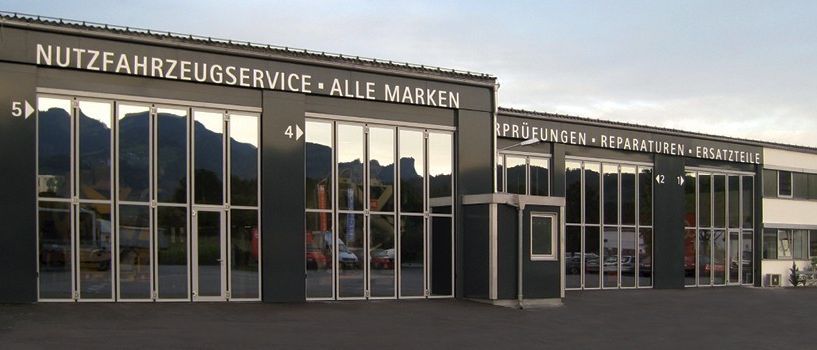 Bild enthält, Architecture, Building, Car, Car Dealership, Transportation, Vehicle, Office Building, Door