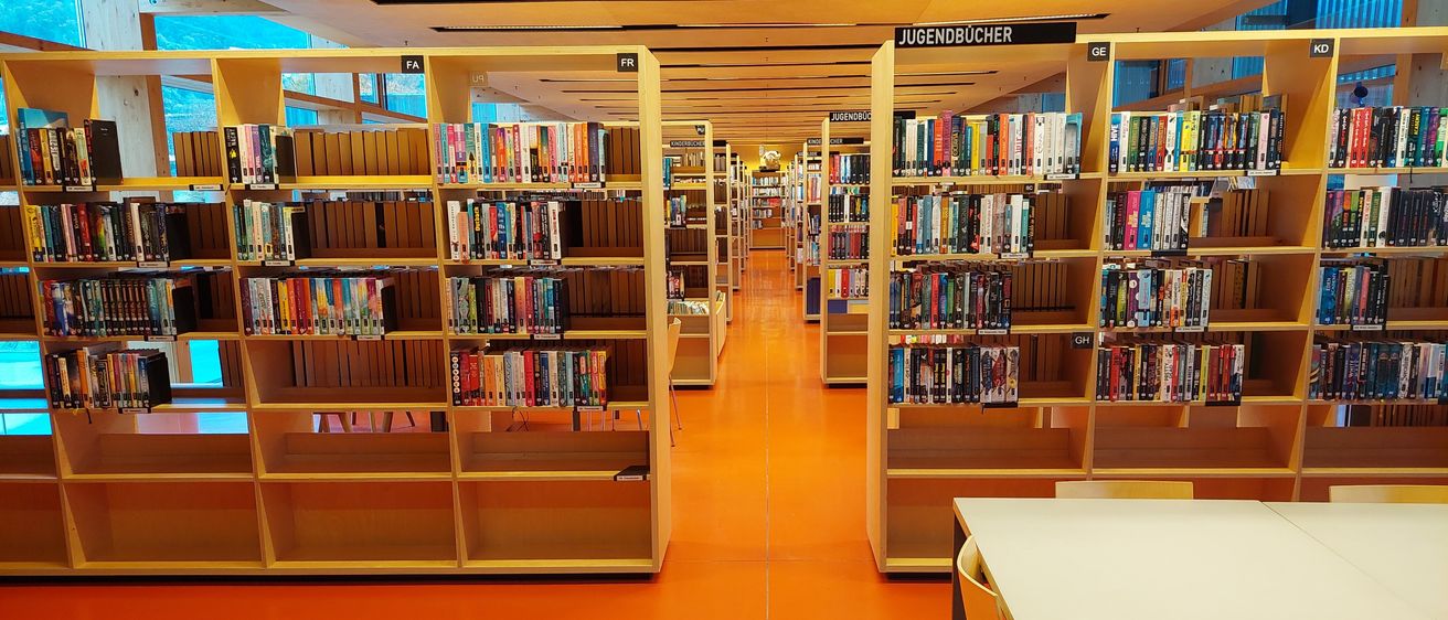 Bild enthält, Book, Indoors, Library, Publication, Architecture, Building, Furniture, Bookcase, Shelf