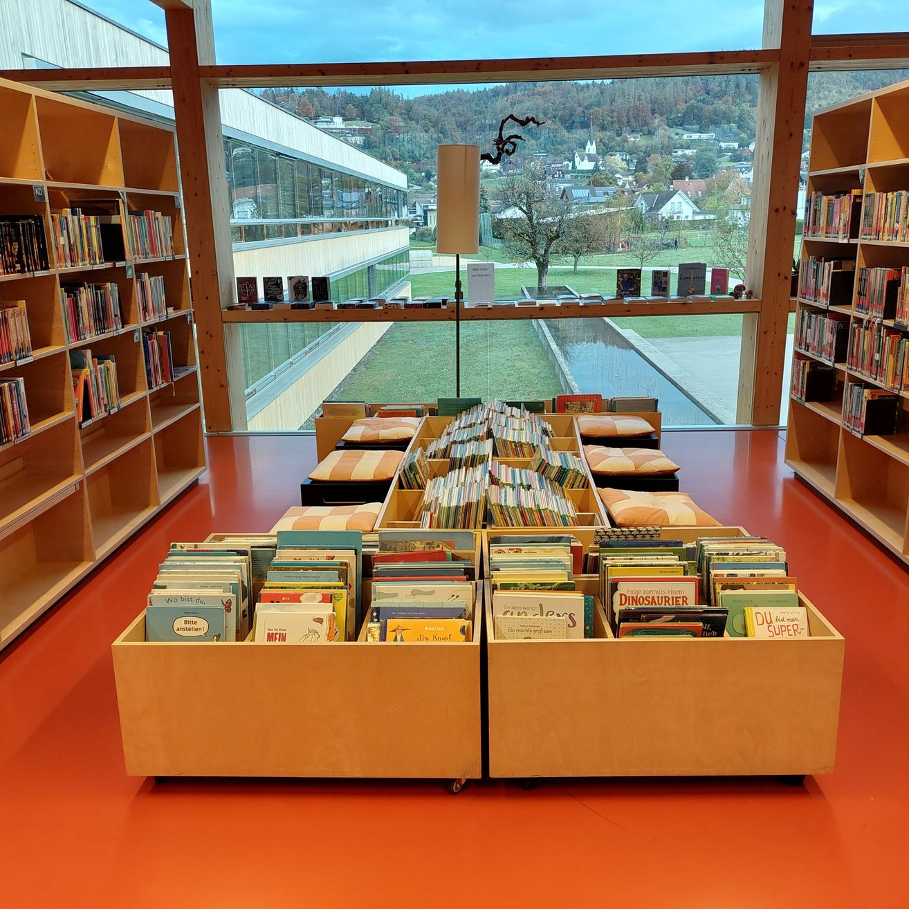 Bild enthält, Book, Indoors, Library, Publication, Architecture, Building, Furniture, Shelf, Bookcase, Shop