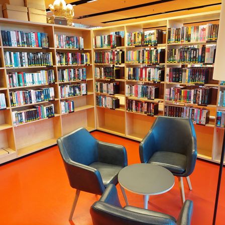 Bild enthält, Book, Indoors, Library, Publication, Chair, Furniture, Architecture, Building, Bookcase