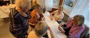 Bild enthält, People, Person, Dining Table, Table, Dining Room, Adult, Female, Woman, Male, Man