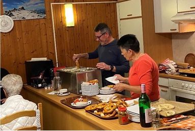 Bild enthält, Meal, Adult, Male, Man, Person, Indoors, Restaurant, Brunch, Cafeteria, Cup