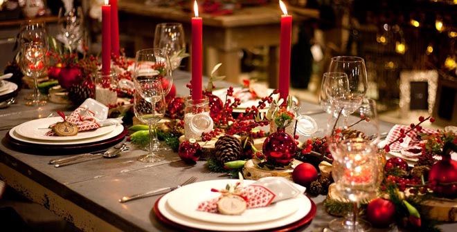 Bild enthält, Furniture, Table, Dining Table, Dining Room, Tabletop, Candle, Glass, Fork, Meal, Plate