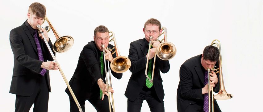 Bild enthält, Adult, Male, Man, Person, Tie, Group Performance, Glasses, Musical Instrument, Shoe, Music Band