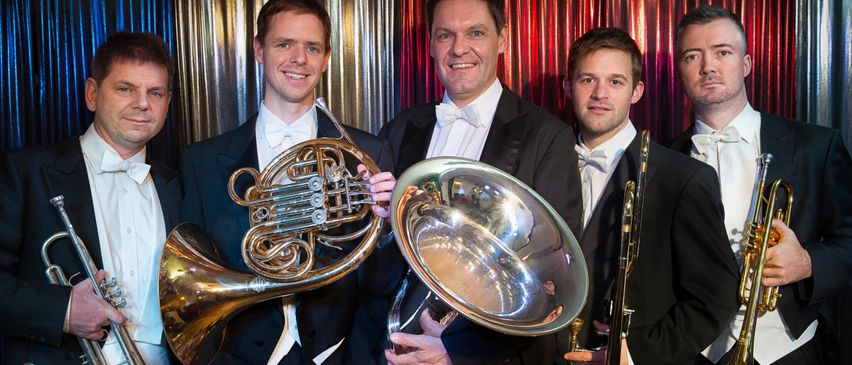 Bild enthält, Group Performance, Music Band, Musical Instrument, Person, Adult, Male, Man, Suit, Horn, Tuba