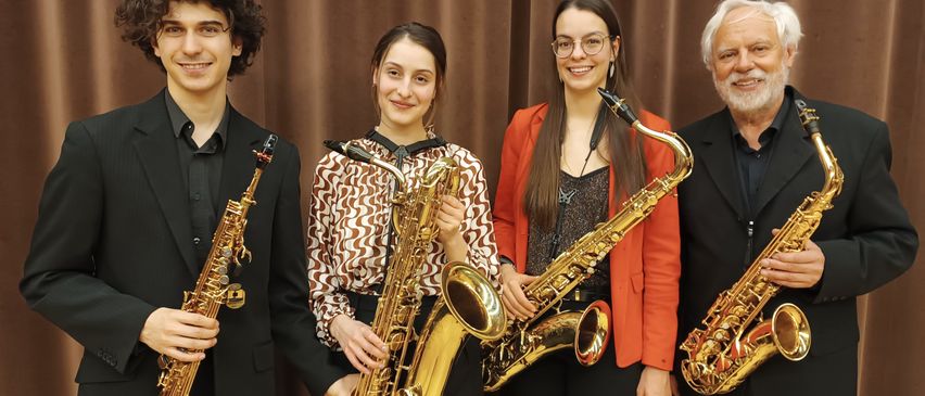 Bild enthält, Adult, Female, Person, Woman, Male, Man, Group Performance, Music Band, Musical Instrument, Face