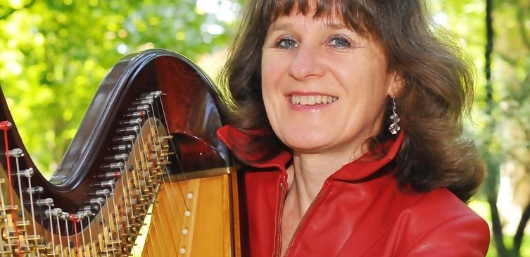 Bild enthält, Face, Person, Portrait, Adult, Female, Woman, Coat, Musical Instrument, Jacket, Harp