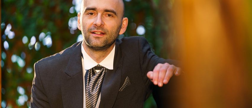 Bild enthält, Finger, Hand, Person, Formal Wear, Tie, Suit, Adult, Male, Man, Smile