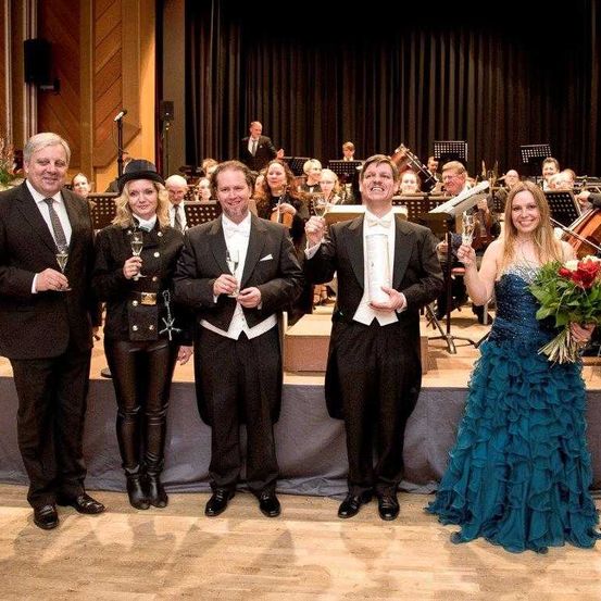 Bild enthält, Indoors, Adult, Bride, Female, Person, Woman, Musician, Orchestra, Male, Man