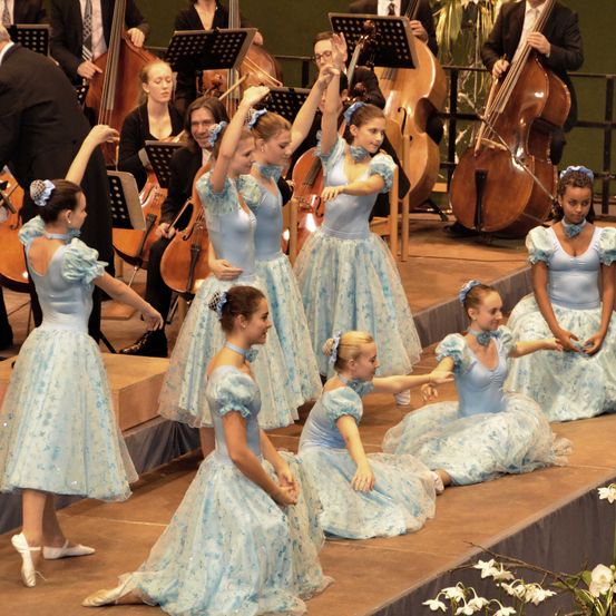 Bild enthält, Dancing, Person, Group Performance, Child, Female, Girl, Adult, Bride, Woman, Man