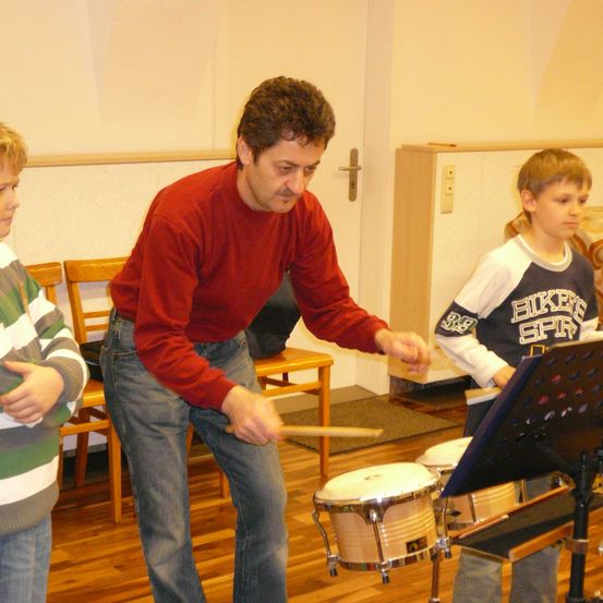 Bild enthält, Pants, Boy, Child, Male, Person, Adult, Man, Wood, Musical Instrument, Percussion