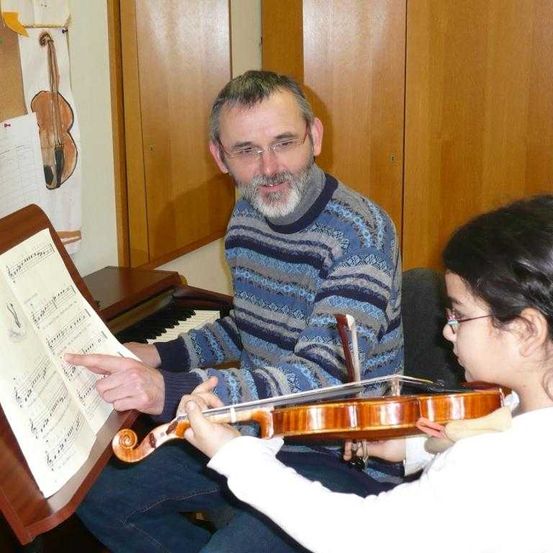 Bild enthält, Adult, Female, Person, Woman, Male, Man, Musical Instrument, Face, Portrait, Violin