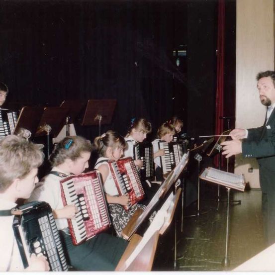 Bild enthält, Adult, Male, Man, Person, Child, Female, Girl, Musical Instrument, Boy, Teen