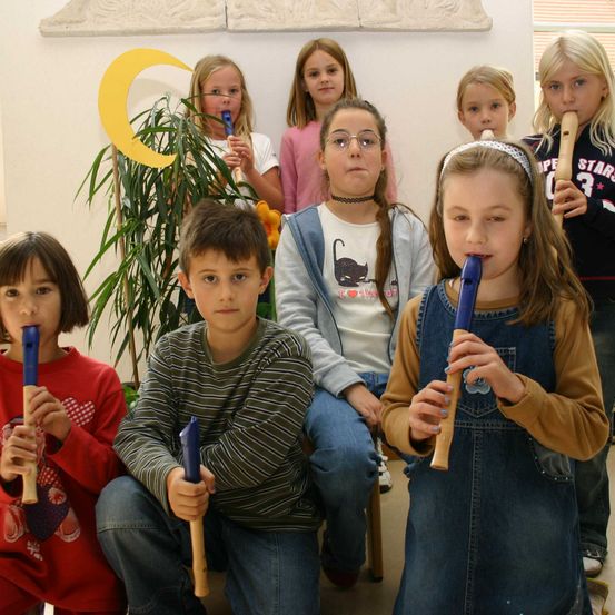 Bild enthält, Adult, Female, Person, Woman, Child, Girl, Boy, Male, Baton, Necklace