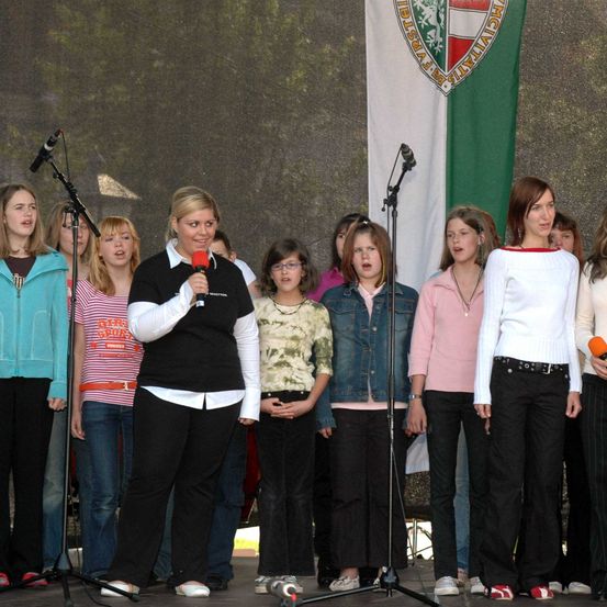 Bild enthält, People, Person, Pants, Adult, Female, Woman, Jacket, Girl, Teen, Jeans