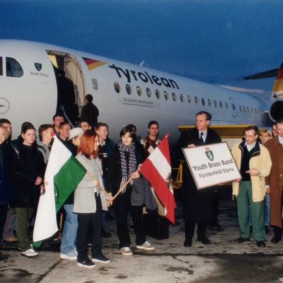 Bild enthält, Adult, Male, Man, Person, Female, Woman, Coat, Airplane, Jeans, Shoe