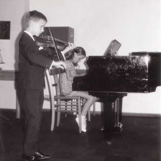 Bild enthält, Adult, Male, Man, Person, Child, Female, Girl, Musical Instrument, Piano, Chair