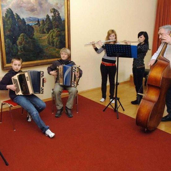 Bild enthält, Adult, Male, Man, Person, Boy, Child, Female, Woman, Photography, Musical Instrument