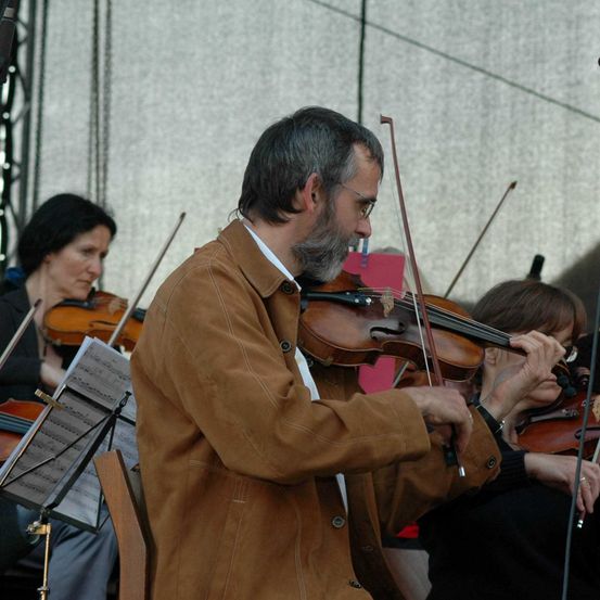 Bild enthält, Musical Instrument, Violin, Adult, Male, Man, Person, Microphone, Female, Woman, Group Performance