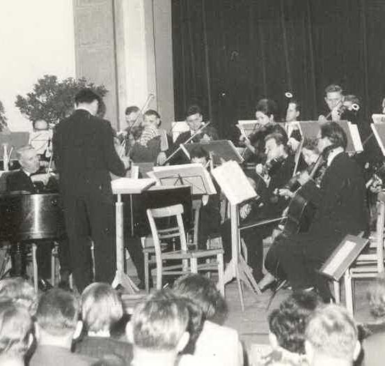 Bild enthält, Indoors, Music, Musical Instrument, Musician, Performer, Person, Orchestra, Adult, Male, Man