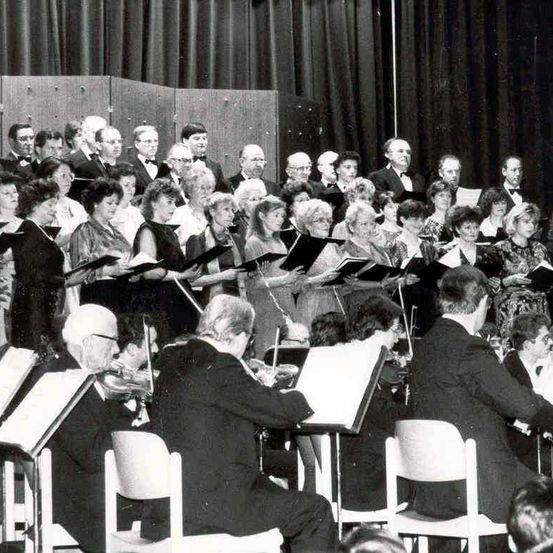 Bild enthält, Indoors, Music, Musical Instrument, Musician, Performer, Person, Orchestra, Adult, Male, Man